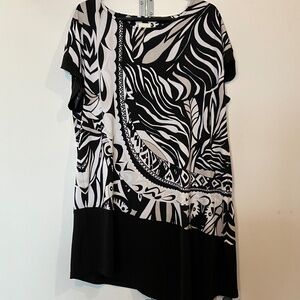 🎉 Chico’s Black & White Abstract Print Asymmetrical Hem Blouse